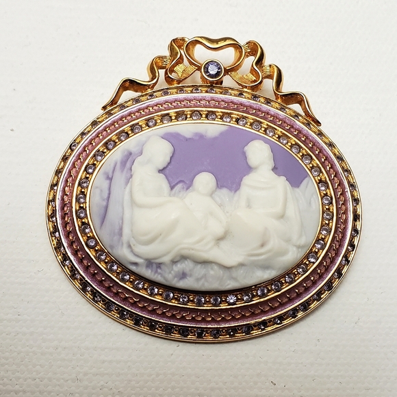 Joan Rivers - Cameo Cabochon Brooch in purple white and gold tones - Picture 4 of 5